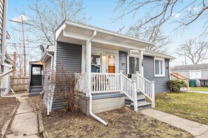 A single-story house with a front porch, a small front yard, and a visible mailbox. - Cozy 1-bedroom apartment with WiFi, AC in charming Hazel Park (Hazel Park)
