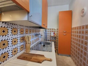 Fridge, microwave, oven, stovetop - Country villa surrounded by greenery just minutes from downtown and the sea. (Puglia)