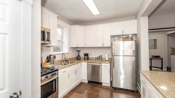 Nhà, nhiều giường, bếp, quang cảnh thành phố (Queen City Homestead) | Bếp riêng | Tủ lạnh, lò vi sóng, lò nướng, bếp nấu