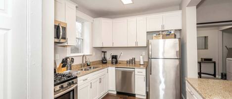 House, Multiple Beds, Kitchen, City View (Queen City Homestead) | Private kitchen