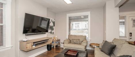 Hus - flere senge - køkken - byudsigt (Queen City Homestead) | Opholdsområde | 42-tommers fladskærms-tv med digitale kanaler