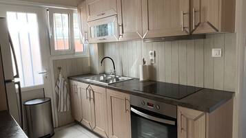 Køleskab, mikrobølgeovn, ovn, kogeplade