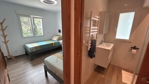 5 bedrooms, iron/ironing board, WiFi, bed sheets
