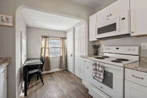 House, 2 Queen Beds, Patio, Garden View (The Cozy Bellows) | Private kitchen