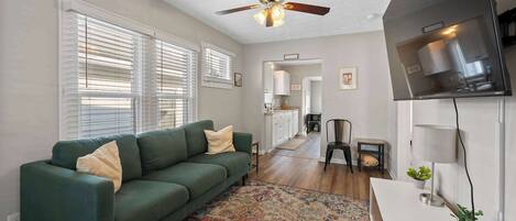 Hus - 2 queensize-sängar - uteplats - utsikt mot trädgården (The Cozy Bellows) | Vardagsrum | 42-tums platt-tv med digitalkanaler