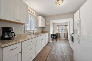 Fridge, microwave, oven, stovetop - The Cozy Bellows Retreat for 4 (Columbus)