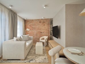 50-inch Smart TV with cable channels, Netflix, streaming services - Corner Apartments  (Montréal)