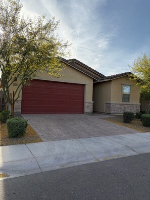 Exterior - Sunlit 4-bedroom West Phoenix Home, Mountain Views & Close to West Gate (Tolleson)