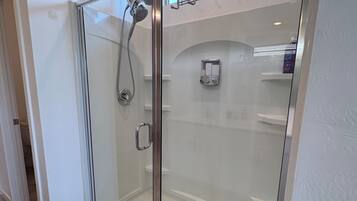 Dusche, Handtücher, Seife, Shampoo