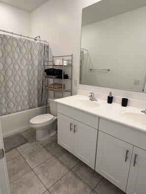 Ducha, toallas, jabón y papel higiénico