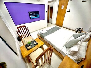 Desk, laptop workspace, free WiFi - Pearl Retreat Hotel (Surat)