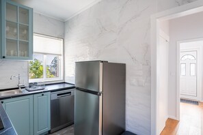 ثلاجة، ميكروويف، فرن، غسالة أطباق