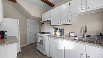 Townhome, Multiple Beds, Patio, City View (Tibet Twins 1) | Private kitchen | Fridge, microwave, oven, stovetop