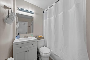 Residenza, letti multipli, patio, vista città (Tibet Twins 1) | Bagno | Combinazione doccia/vasca, asciugamani