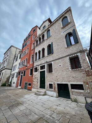 Front of property - Ca' Vida Apartments (Venice)