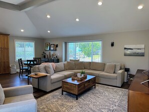 TV connectée, cheminée, livres, écrans d'ordinateur