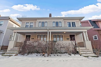 Tibet Twins Suites For 12!