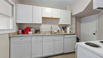 Townhome, Multiple Beds, Patio, Garden View (Tibet Twins 2) | Private kitchen | Fridge, microwave, oven, stovetop