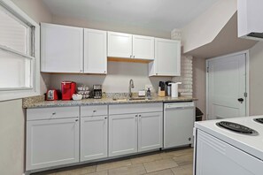 Casa de ciudad, varias camas, patio, vista al jardín (Tibet Twins 2) | Cocina privada | Refrigerador, microondas, horno y parrilla de estufa