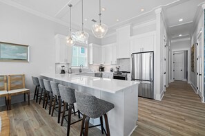 ثلاجة، ميكروويف، فرن، موقد طهي مسطح