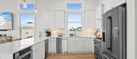 Refrigerador, microondas, horno, placa de cocina