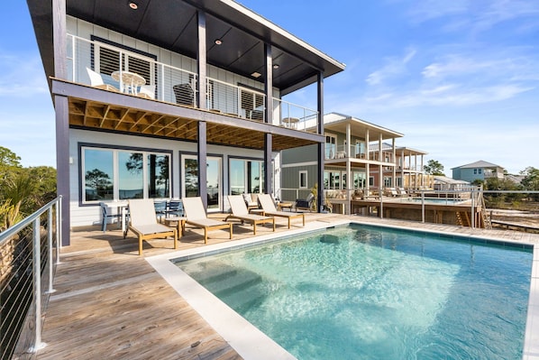 Lämmitetty uima-allas