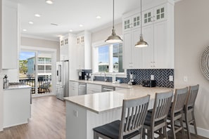 Jääkaappi, mikroaaltouuni, uuni, liesi