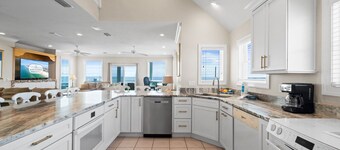 Summer Breeze: Beach and Bay Views, Community Pool, Pet Friendly, East End