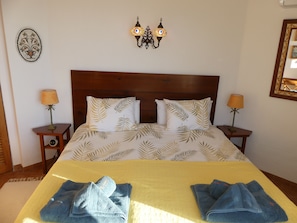 1 habitación, caja de seguridad en la habitación y escritorio 