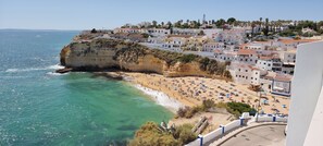 Plage, chaises longues