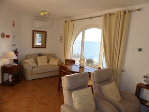 Smart TV, books, stereo