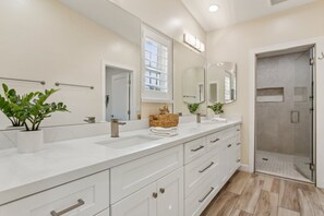 Shower, hair dryer, bidet, towels - 6BR Scottsdale Oasis w/ Pool, Bball & Casita! (Scottsdale)