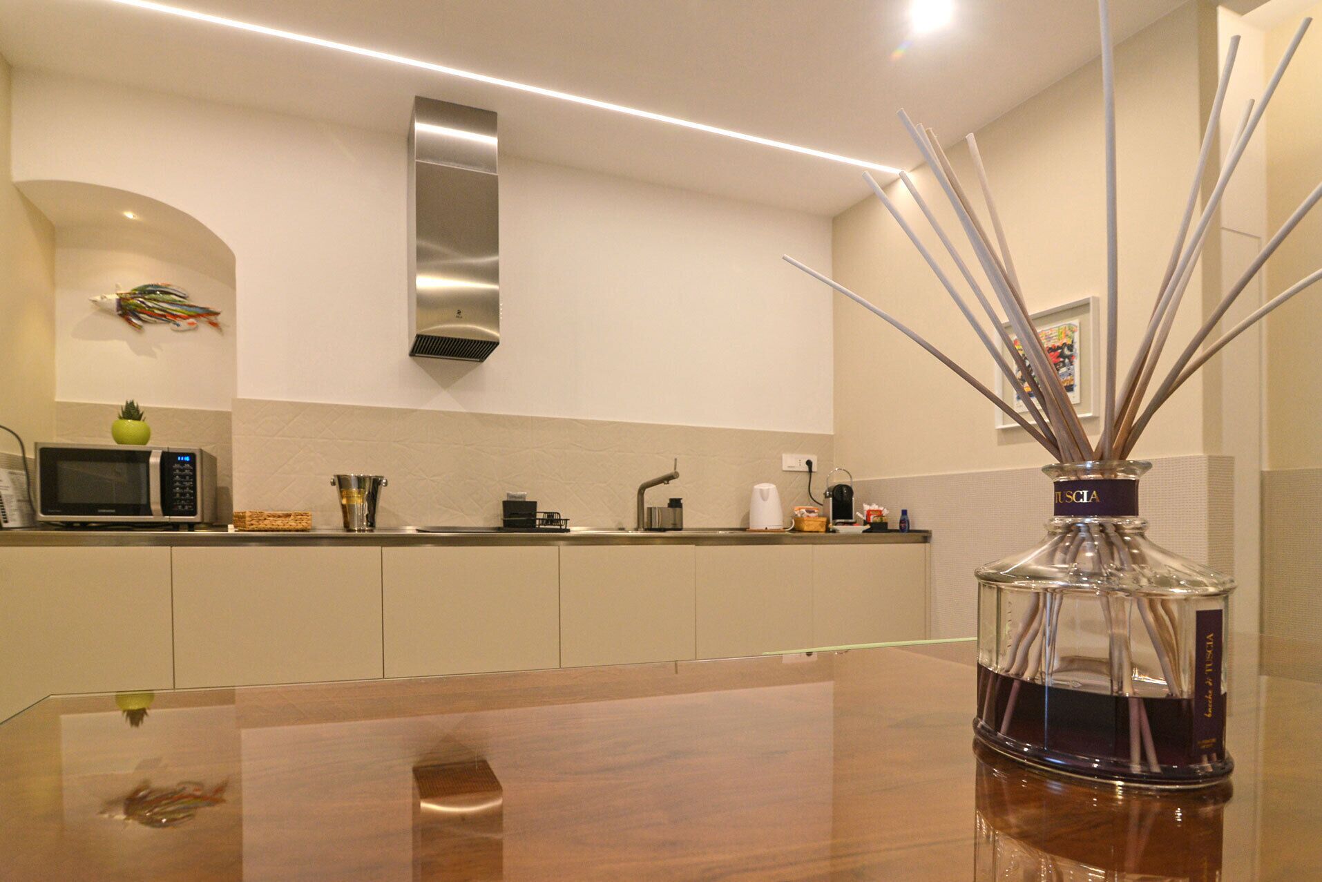 Frigorifero, microonde, macchina per tè/caffè, tostapane