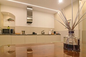 Refrigerador, microondas, cafetera/tetera, tostadora