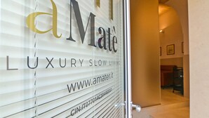A window with the text 'aMate LUXURY SLOW LIVING' and a website URL 'www.amater.it'.