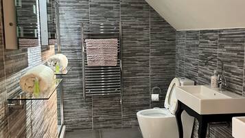 Hiustenkuivaaja, pyyhkeet, saippua, vessapaperi