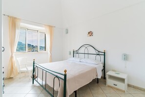 2 bedrooms, iron/ironing board, internet