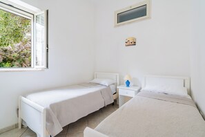 2 bedrooms, iron/ironing board, internet