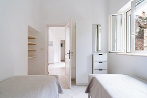 2 bedrooms, iron/ironing board, internet