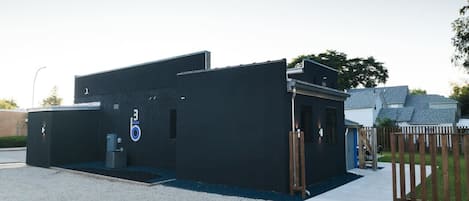 المنشأة من الخارج