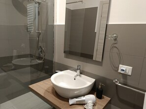 Shower, hair dryer, bidet, towels - Room in villa with pool. Villa Latina (Solarino)