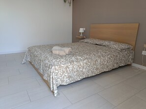 1 bedroom, WiFi, bed sheets - Room in villa with pool. Villa Latina (Solarino)