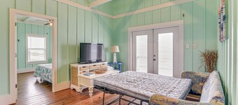 Walk to Beach: Home w/ Hot Tub & Deck in Gilchrist