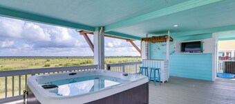 Walk to Beach: Home w/ Hot Tub & Deck in Gilchrist