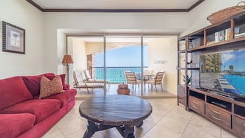 Condo, 1 cama King size y sofá cama, balcón, vista al océano (Sonoran Sky SKY 1105) | Área de sala de estar | Televisión de pantalla plana de 42 pulgadas con canales digitales