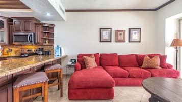 公寓客房, 1 張特大雙人床和 1 張沙發床, 陽台, 海景 (Sonoran Sky SKY 1105) | 起居區 | 42-吋平面電視,提供數位頻道