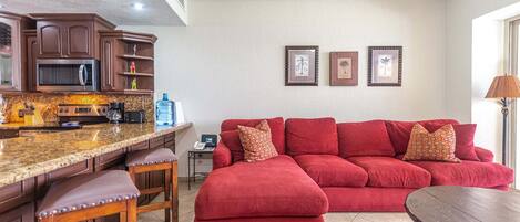 Condo, 1 cama King size y sofá cama, balcón, vista al océano (Sonoran Sky SKY 1105) | Área de sala de estar | Televisión de pantalla plana de 42 pulgadas con canales digitales