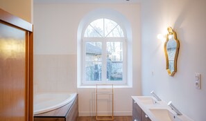 Shower, hair dryer, towels - Le Florentin - Spacious Family Home in a Peaceful Village near Limoges (Condat-sur-Vienne)