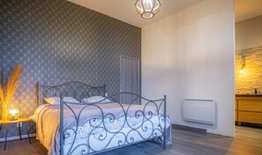 4 bedrooms, iron/ironing board, bed sheets - Le Florentin - Spacious Family Home in a Peaceful Village near Limoges (Condat-sur-Vienne)