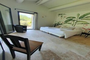 4 bedrooms, iron/ironing board, WiFi, bed sheets